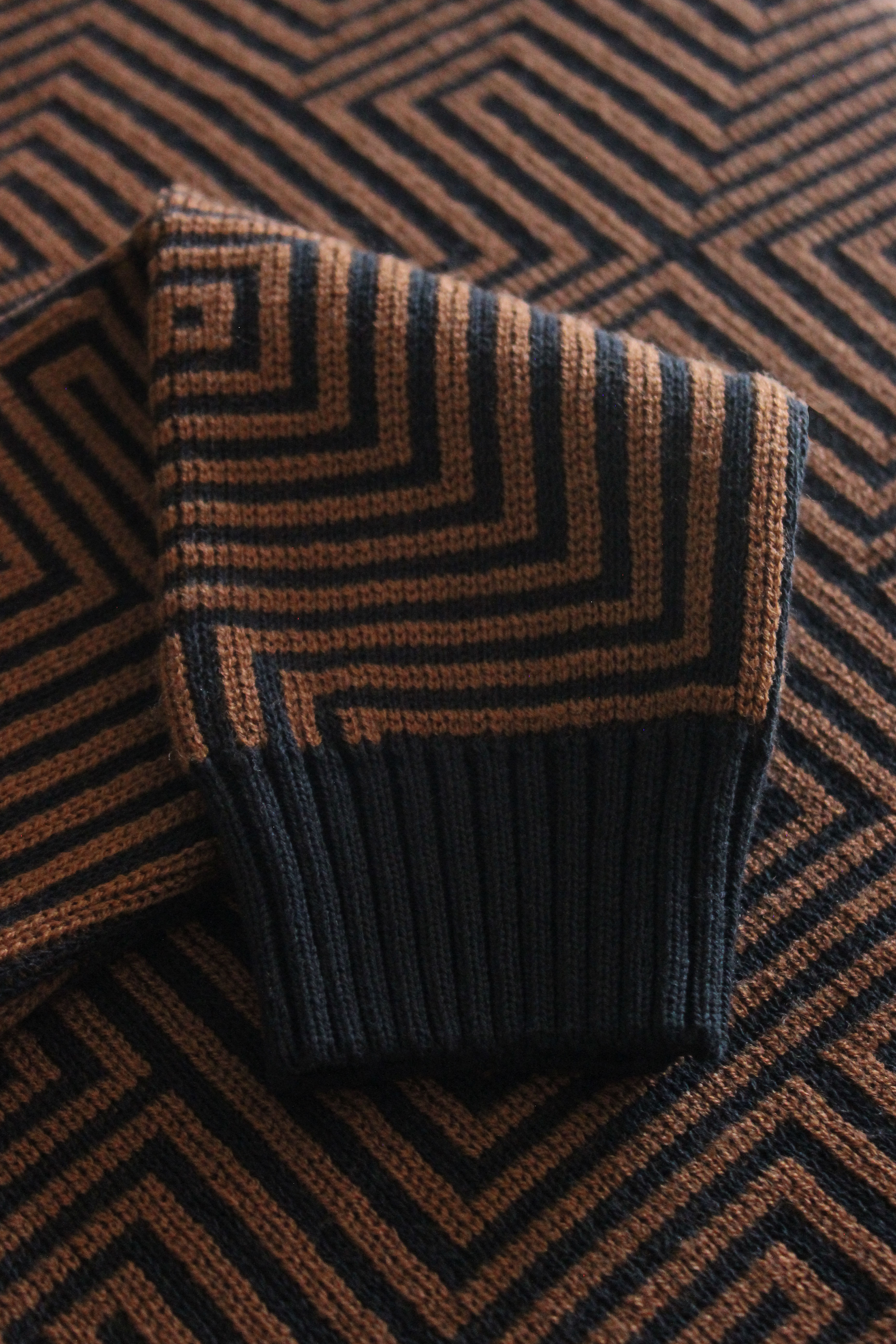 Suéter con efecto óptico Hebrante terracota y negro 3
